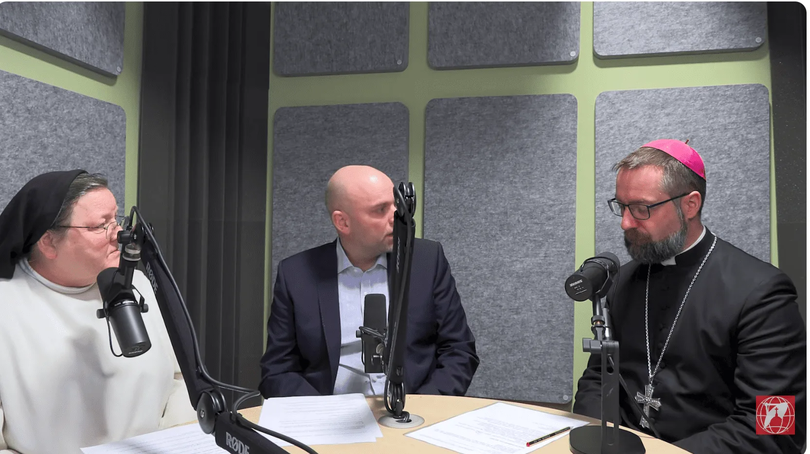 Sr. Anne Bente Hadland, Pål Johannes Nes og biskopen i samtale i EWTN-studioet.